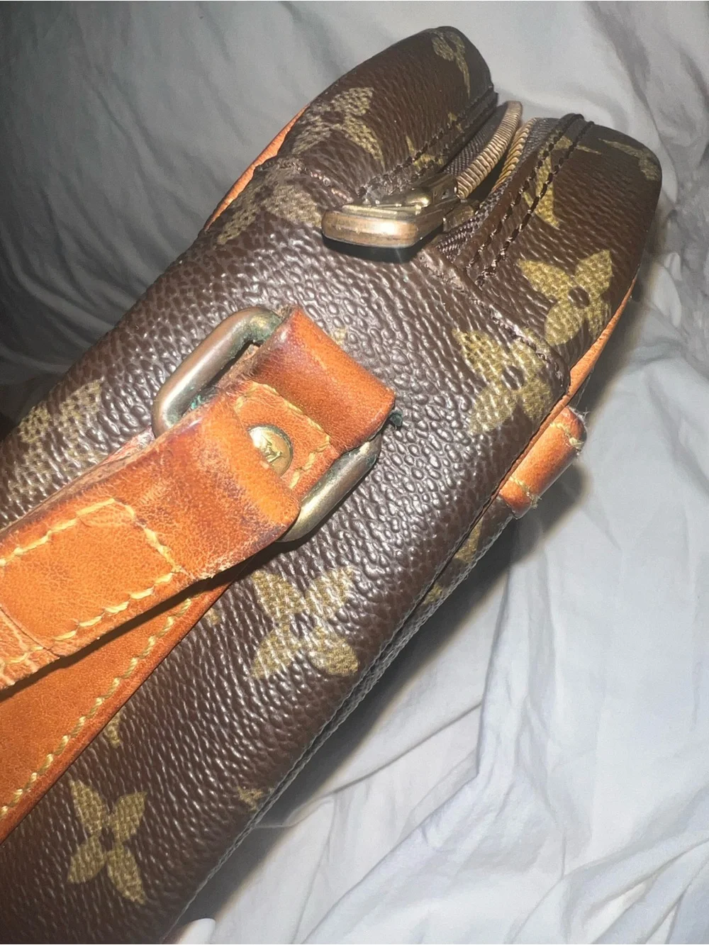 Vintage louis vuitton crossbody. Amazing condition. No peeling, cracking on ext